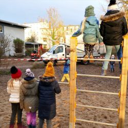 Kinder spielen auf einem Spielplatz