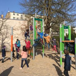 Kinder spielen auf einem Spielplatz