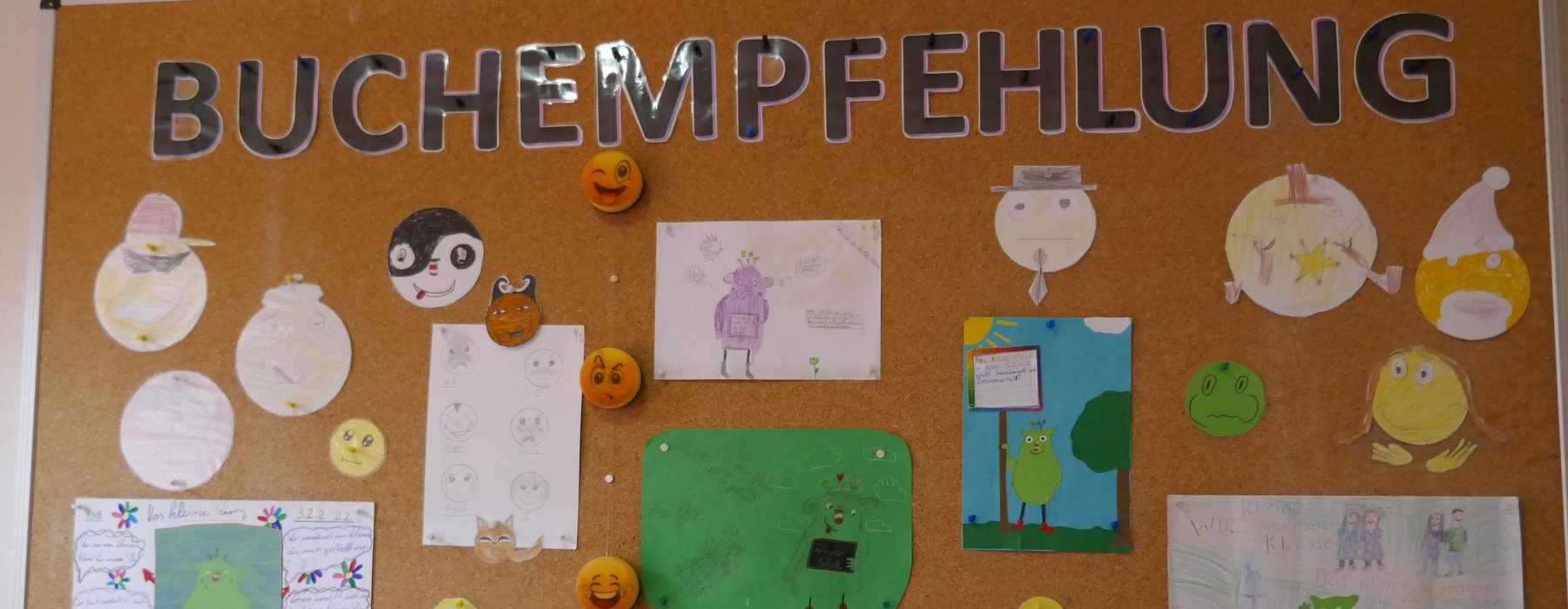 Eine Korktafel mit BUchempfehlungen