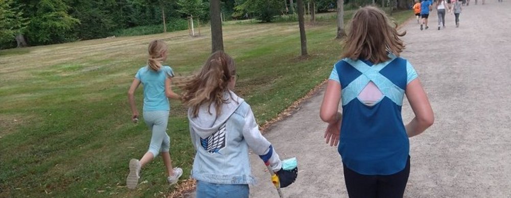 Drei verschieden Mädchen in verschieden Alters Klassen nehmen an dem Spendenlauf teil