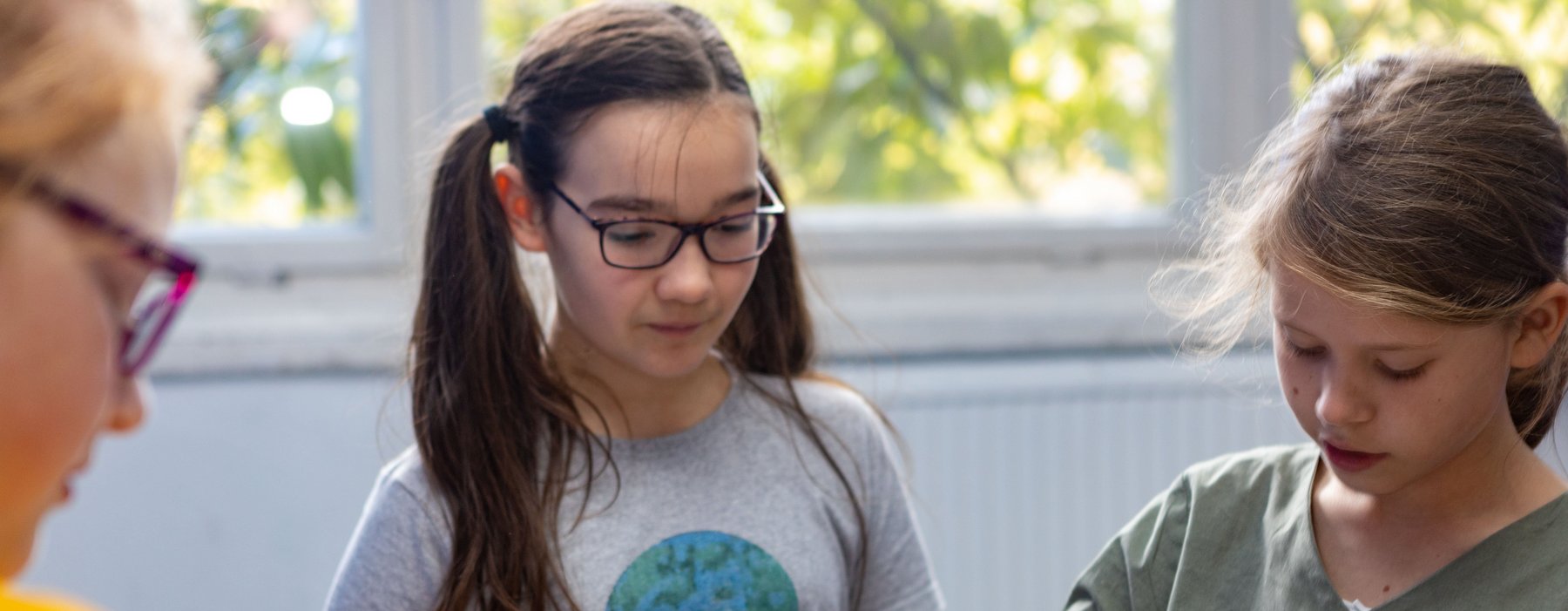 3 Kinder Stehen vor etwas und Reden mit einander